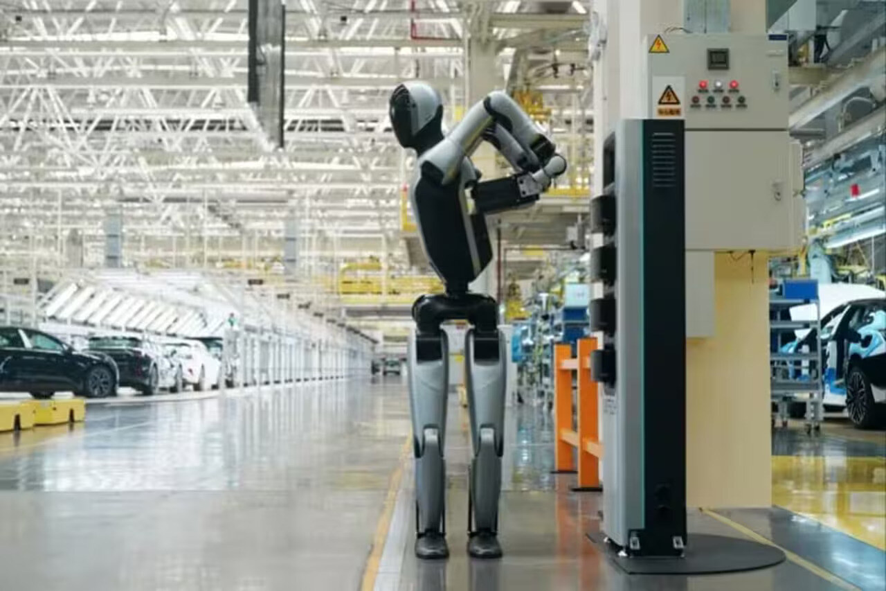 ヒューマノイドロボットウォーカーS2は独自のバッテリーを交換し、人間の助けなしでノンストップで動作します！