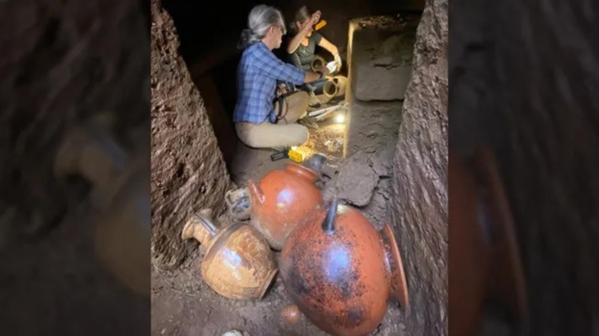 イタリアで発掘された手つかずのエトルリアの墓は、100を超える手付かずのアーティファクトを明らかにしています