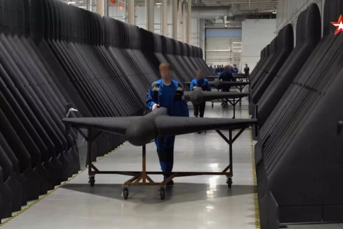 ロシアの巨大なドローン工場では、月に5,000カミカゼドローンを生産しています