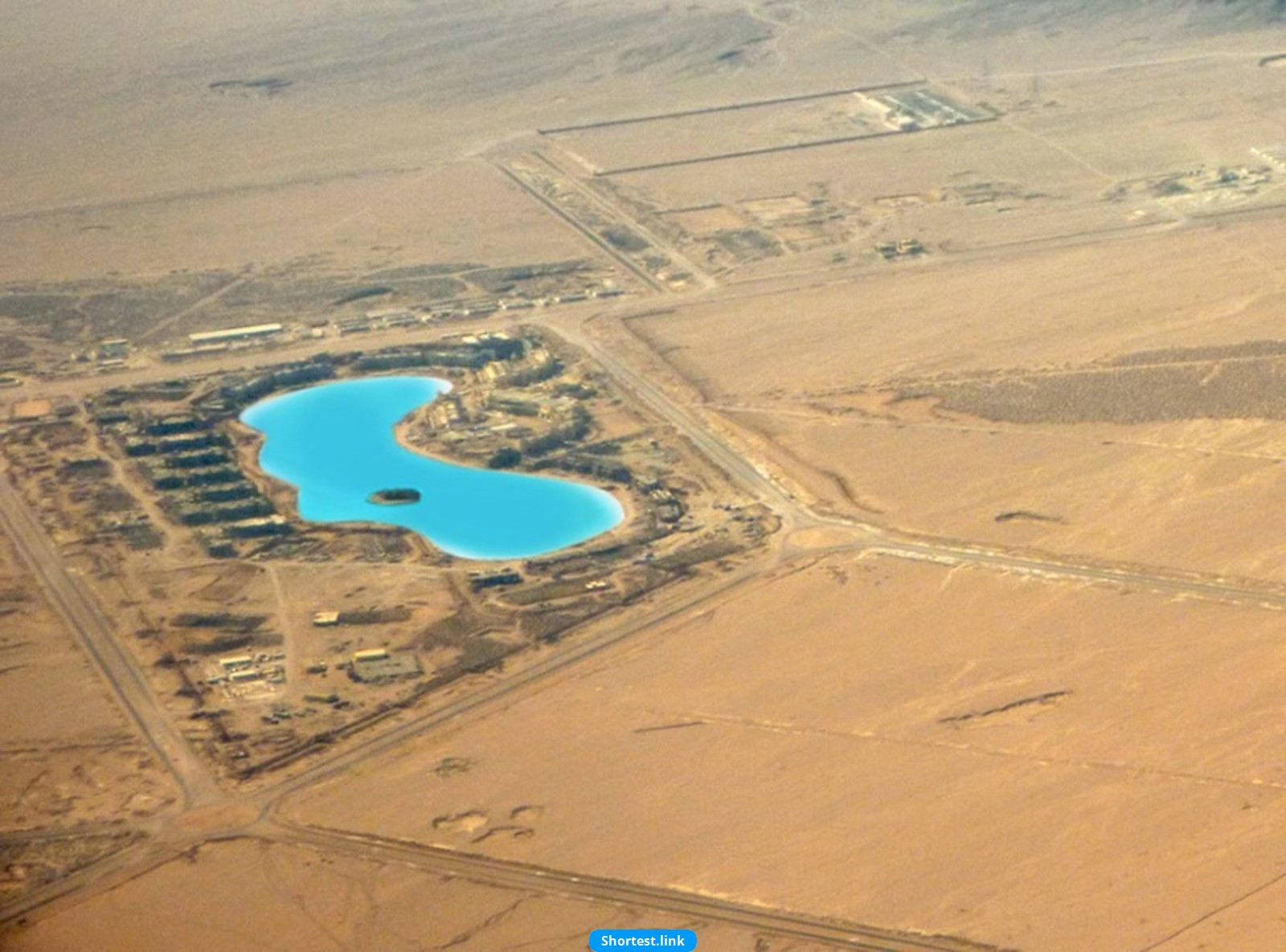 エジプトの砂漠に輝く世界最大のプール