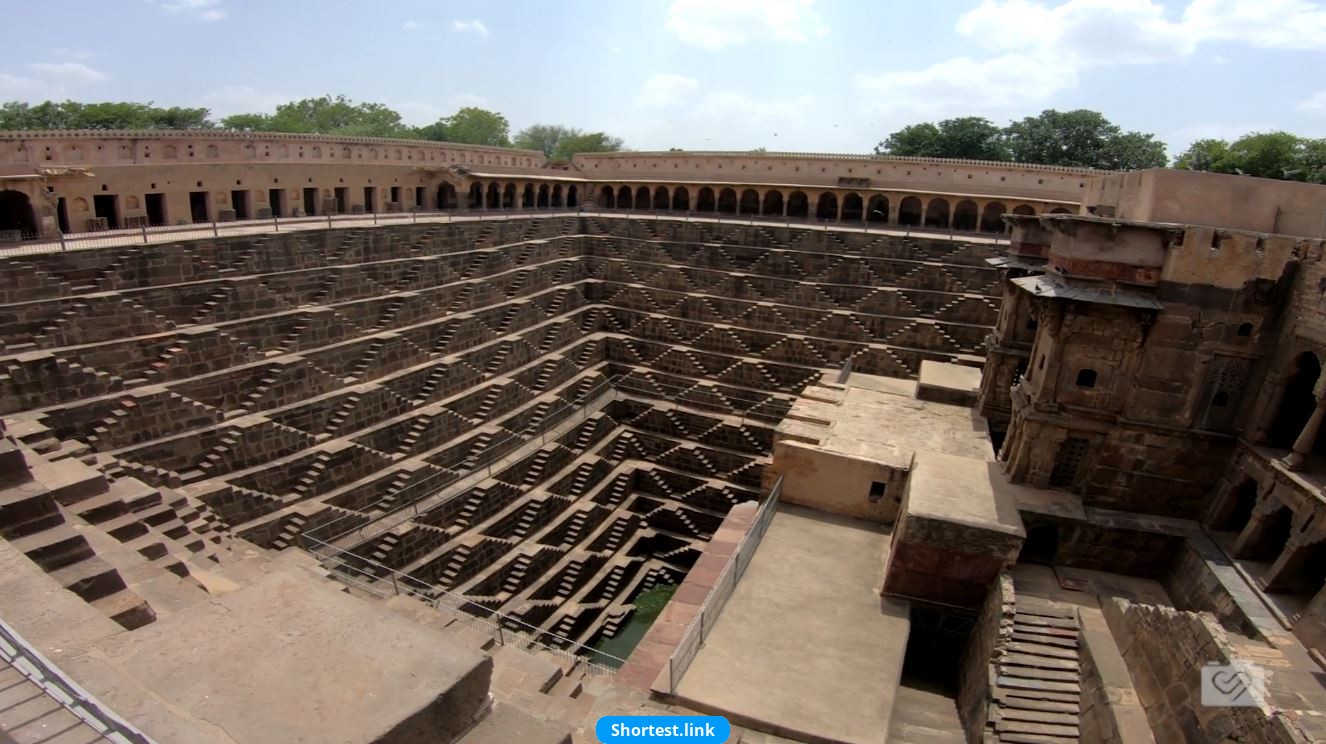 3,500 の完全に対称的な階段を持つインディアンの井戸